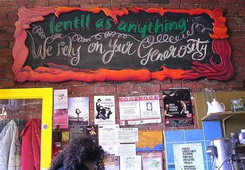 Платите по совести в Lentil as Anything, мельбурнском вегетарианском кафе, которое теперь находится в Сиднее.