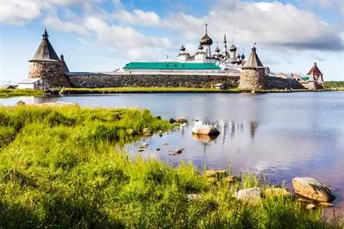 Русский православный Соловецкий монастырь на Соловецких островах.