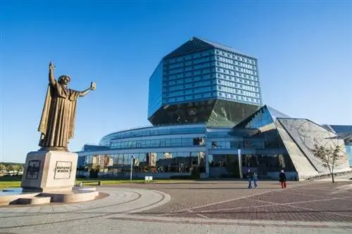 Памятник Франциску Скорине перед Национальной библиотекой Беларуси в Минске.