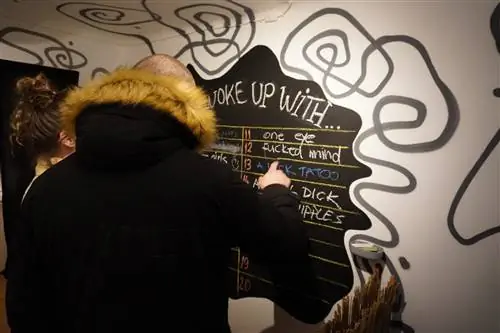 Посетители осматривают экспозицию в Музее похмелья.