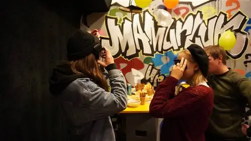 Посетители в музее с пьяными очками на лицах