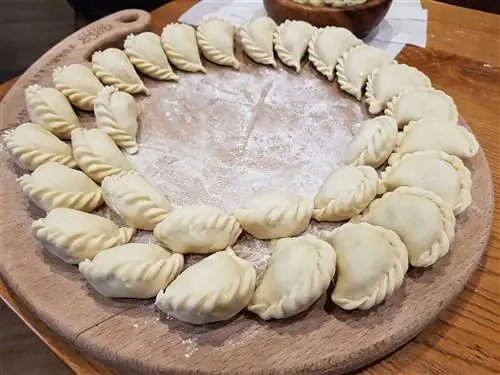 Вареники (вареники с начинкой из вишни или сыра), традиционное украинское блюдо.