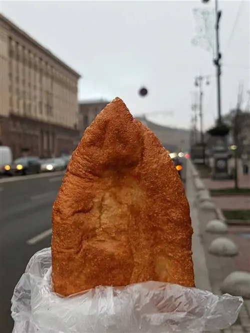 Перепичка (сосиска в жареном тесте) - культовая городская закуска из Киева.