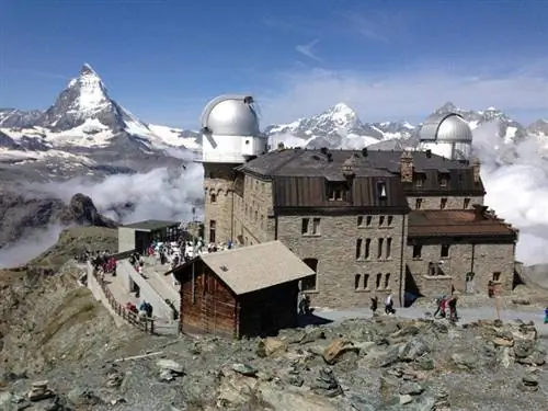 Самый высокогорный отель Швейцарии, Kulmhotel Gornergrat, расположен на вершине канатной дороги Горнергратбан на высоте 3100 м. Самый высокогорный отель Швейцарии, Kulmhotel Gornergrat, расположен на вершине канатной дороги Горнергратбан на высоте 3100 м.