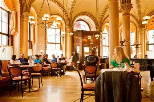 Наслаждайтесь роскошной обстановкой в Café Central. Наслаждайтесь роскошной обстановкой в Café Central.