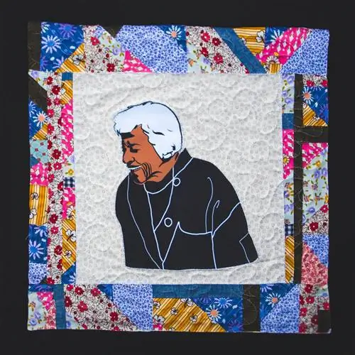 Квадрат из стеганого одеяла Legacy Quilt из 400 блоков - первое, что увидят посетители, войдя на выставку.
