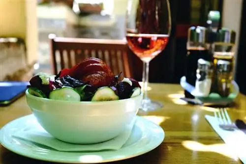 Румынская кухня может похвастаться разнообразием свежих салатов.