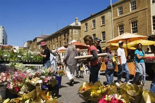 Покупатели на рынке Саламанка /