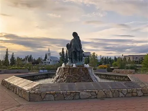 Скульптура «Неизвестная первая семья» на Golden Heart Plaza, центр города, Фэрбенкс, Аляска.