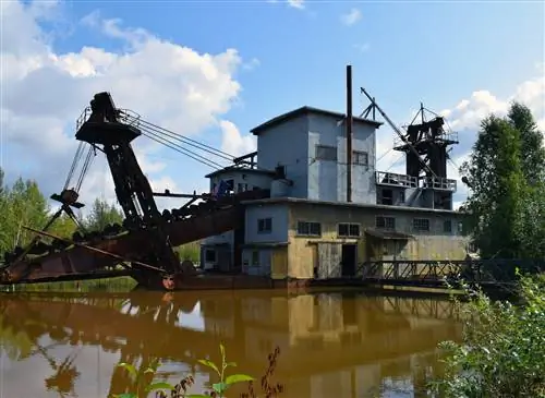 Металлический земснаряд стоит на ручье в Фэрбенксе, Аляска.