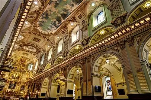 Внутри базилики-собора Нотр-Дам-де-Квебек.