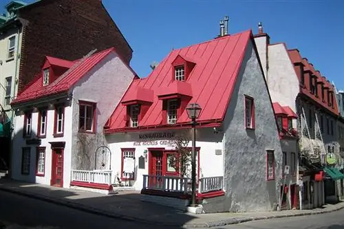 Открытый с 1675 года, Aux Anciens Canadiens является местным основным продуктом, где подают блюда традиционной квебекской кухни.