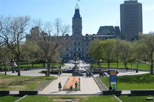 Законченный в 1886 году отель Hôtel du Parlement был спроектирован архитектором Эженом-Этьеном Таше.