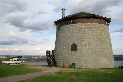 Построенные британцами, чтобы не дать атакующим приблизиться к стенам Квебека, круглая форма башен Мартелло позволяла им легко отражать артиллерийский огонь.