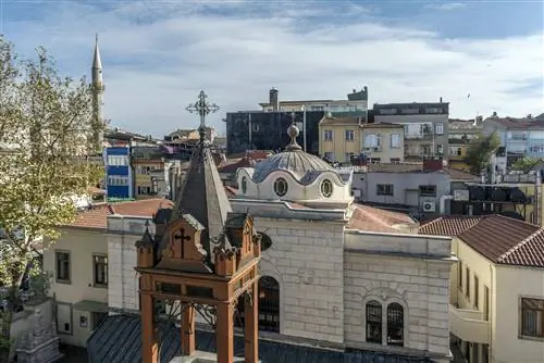Выстрел по крышам. На переднем плане церковь, вдали минарет.