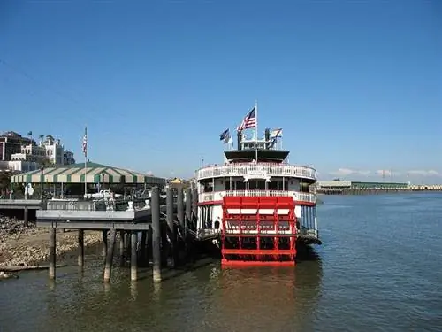 Путешествуйте во времени вниз по Миссисипи под нежный ритм парохода.