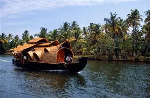 Переделанные лодки из риса пользуются популярностью у путешественников, исследующих извилистые заводи Кералы, Индия.