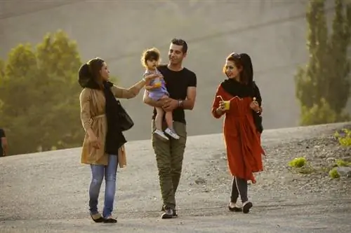 Иранская семья на прогулке в Тегеране.