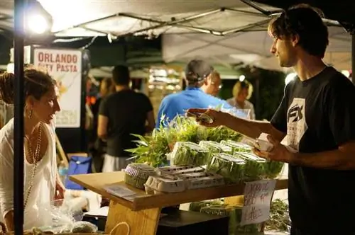 Покупка свежих продуктов на общественном рынке Audubon Park.