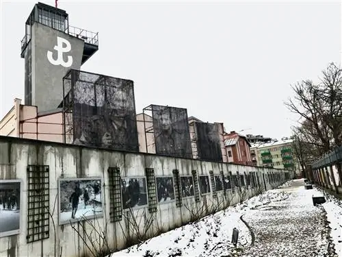 Историческая стена украшена произведениями искусства. Историческая стена украшена произведениями искусства.