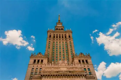 Вид с низкого угла на большое готическое здание в Варшаве. Вид с низкого угла на большое готическое здание в Варшаве.