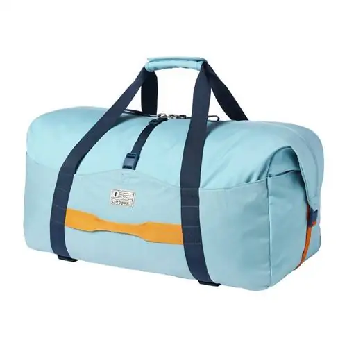Сумка Cotopaxi Camello 50 л, светло-голубая с темно-синими ручками сверху и желтой передней ручкой, на белом фоне. Сумка Cotopaxi Camello 50 л, светло-голубая с темно-синими ручками сверху и желтой передней ручкой, на белом фоне.