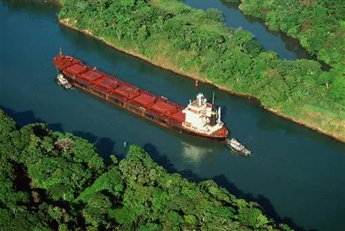 Не нужно прятаться среди бочек, вы можете законно увидеть Панамский канал на грузовом судне.