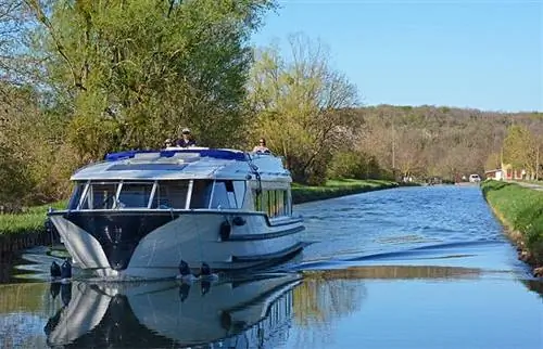 Посмотрите на более медленную Францию на борту лодки, такой как этот крейсер на канале дю Ниверне.
