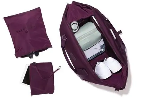 Очень большой Landon Carryall Дагна Довера в затмении (фиолетовый), открытый, чтобы показать обувь, бутылку с водой, одежду и т. Д. Рядом с сумкой для обуви и сумкой с поводком для ключей. Очень большой Landon Carryall Дагна Довера в затмении (фиолетовый), открытый, чтобы показать обувь, бутылку с водой, одежду и т. Д. Рядом с сумкой для обуви и сумкой с поводком для ключей.
