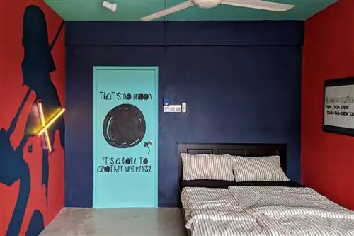 Фотография спальни в Куала-Лумпуре с обширными настенными украшениями из «Звездных войн».