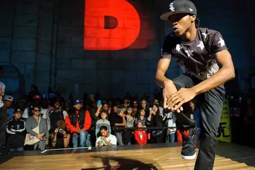 Танцор выступает в рамках фестиваля искусств Дамбо.