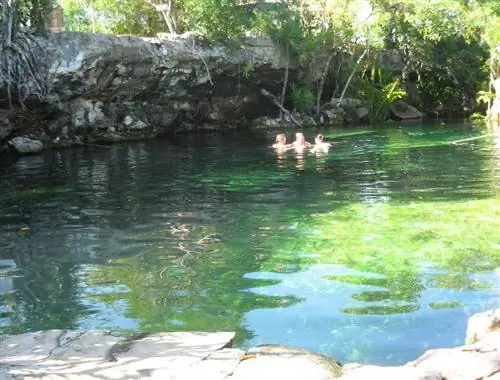 Искупайтесь в провале в сеноте Кристалино.