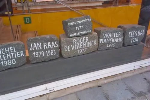 Булыжники музея Фландрии с именами победителей гонки