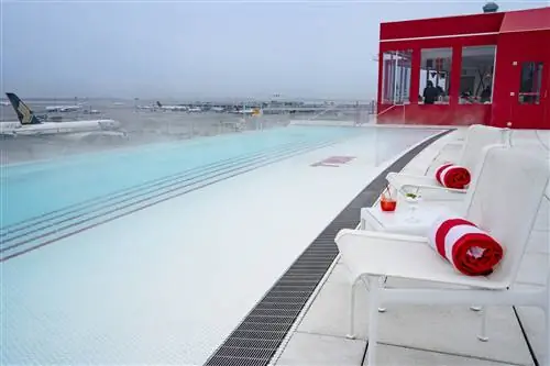 TWA Hotel Runway Chalet у бассейна The Pool Bar с видом на взлетно-посадочную полосу