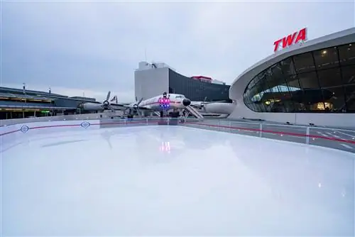 Ледовый каток у взлетно-посадочной полосы отеля TWA.