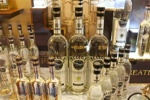 Около двадцати разных бутылок водки аккуратно выставлены на витрине. Все водки имеют маркировку Beluga Finest Quality Vodka. Около двадцати разных бутылок водки аккуратно выставлены на витрине. Все водки имеют маркировку Beluga Finest Quality Vodka.