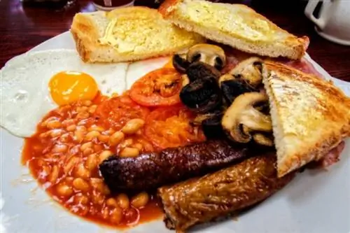 Полный английский завтрак с колбасой, яйцом, грибами, помидорами, печеной фасолью и тостами
