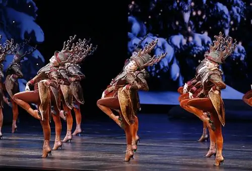 Rockettes в костюмах северных оленей выступают в Radio City Music Hall