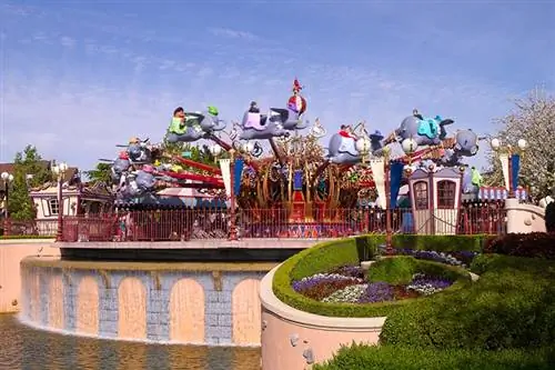 С аттракциона «Летающий слон Дамбо» открывается великолепный вид на окружающий парк. Изображение предоставлено