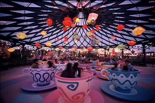 Чайные чашки Безумного Шляпника приводят некоторых посетителей в замешательство. Изображение предоставлено