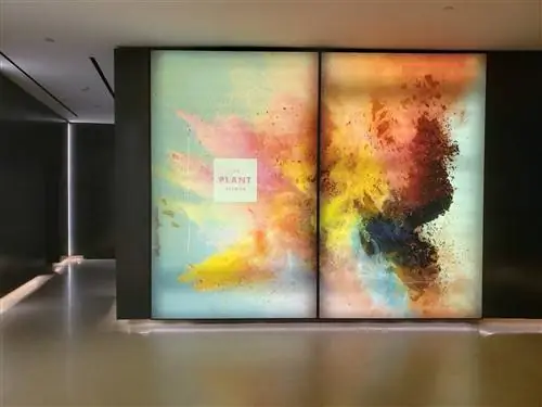 Радужный вход в знаменитую нью-йоркскую студию Record Plant, который выглядит как акварель от пола до потолка, состоящая из слоев масляных красок в оттенках мяты и бирюзового, желтого и ржавого и даже глубокого черного. В белом квадрате слева от рисунка прозрачные буквы, обозначающие мотив краски под ним, гласят: «Завод: 321W44».