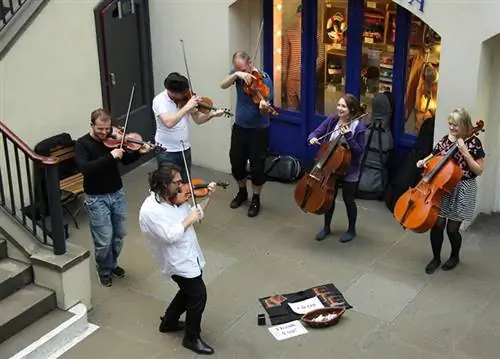 Более надежные музыкальные удовольствия ждут вас в лондонском Ковент-Гардене, популярном месте среди талантливых музыкантов.