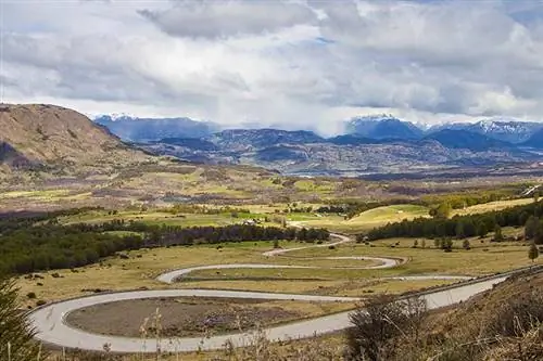 Извилистая дорога Carretera Austral пересекает Северную Патагонию.