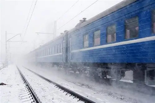 Поезд едет по снегу в Сибири