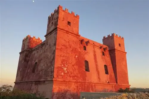 Красная башня на северо-западном побережье, построенная в 1649 году как часть цепи сигнальных башен.