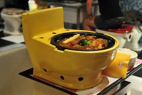 Привлекательная посуда в ресторане Modern Toilet.