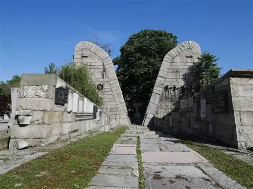 Большие каменные плиты возвышаются по обеим сторонам тропы. С обеих сторон есть соответствующие каменные стены, обе покрыты мемориальными досками.