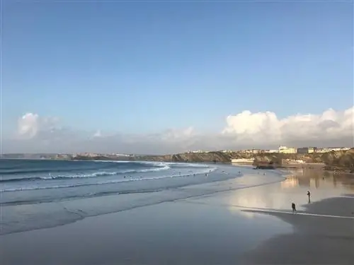 Пейзажный снимок пляжа во время отлива