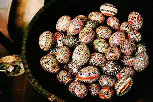 Крашеные яйца.