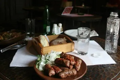 Классика сербской кухни, чевапчичи с луком.